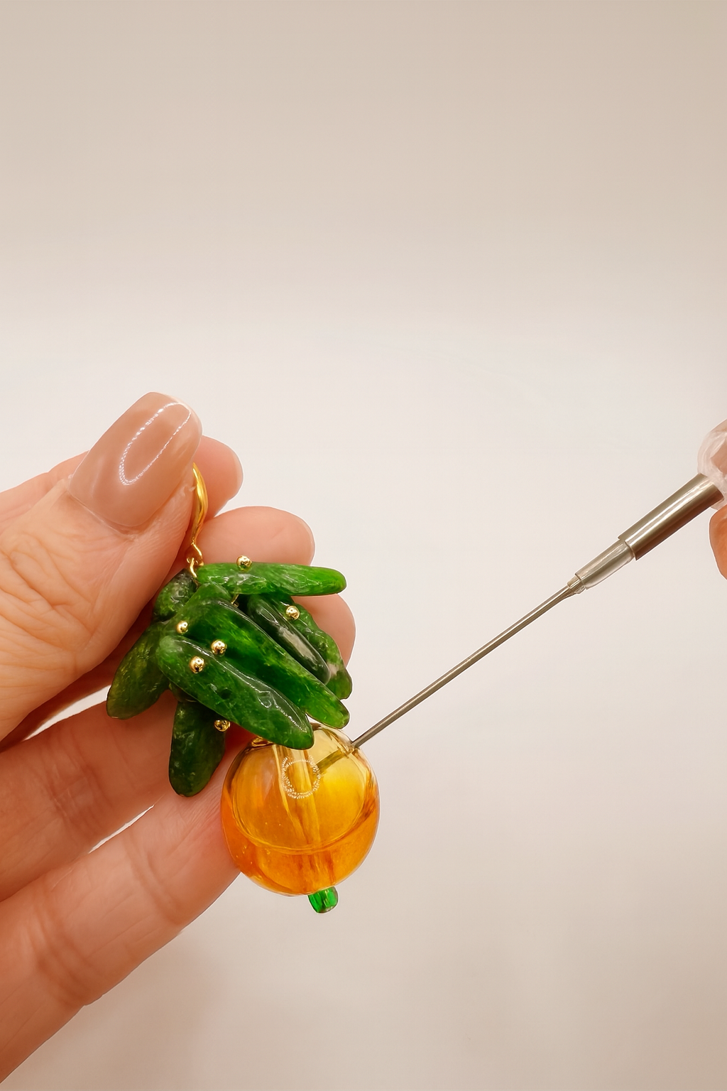 Pendientes Evergreen Glow - Cuenta de vidrio difusor amarillo y piroxeno de litio verde