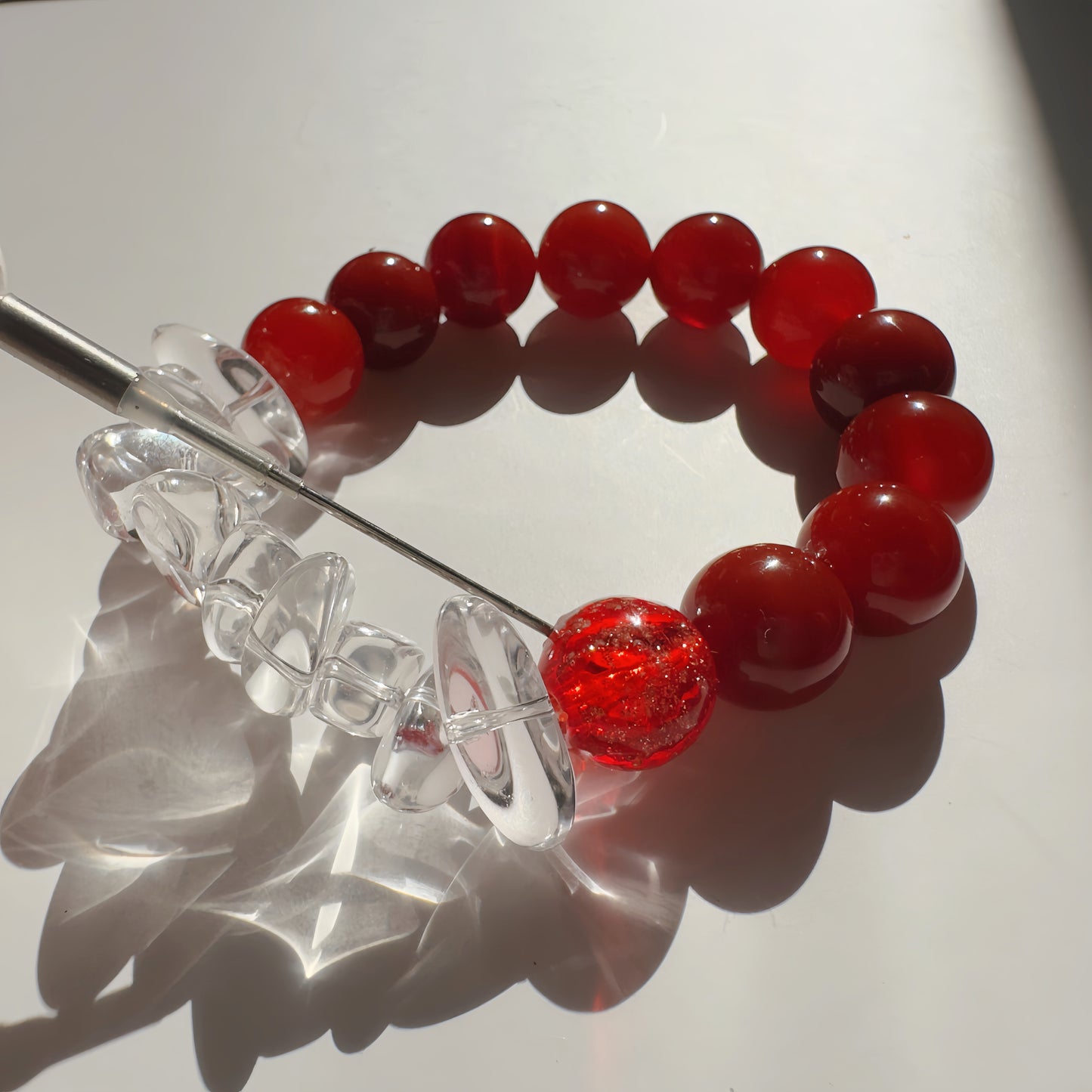 Pulsera Sedona Glow - Ágata roja, cuarzo transparente y cuenta difusora de vidrio rojo soplado a mano